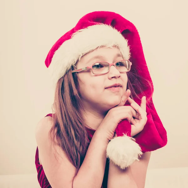 Santa şapka şenlikli kıyafeti Noel kız — Stok fotoğraf