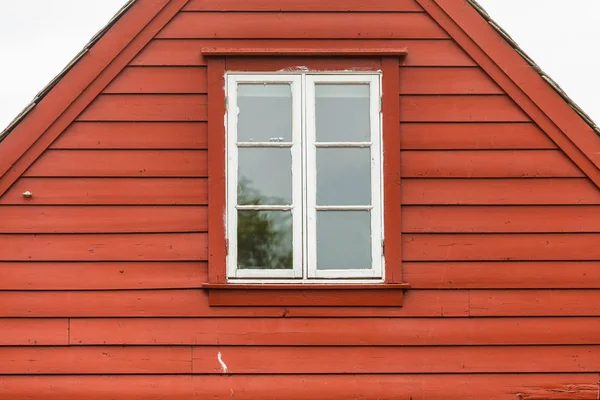 Gammalt vitt fönster på trä stuga — Stockfoto