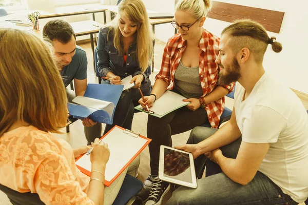 Grupo de personas estudiantes trabajando juntos — Foto de Stock