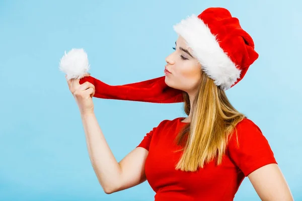 Жінки носять Санта-Клауса помічник костюм проведення помпоном — стокове фото