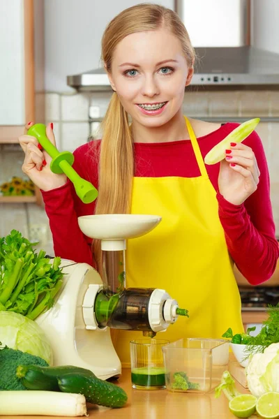 Vrouw in de keuken maken van SAP van fruit smoothie — Stockfoto