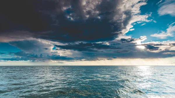 Deniz manzarası deniz horizon ve gökyüzü. — Stok fotoğraf