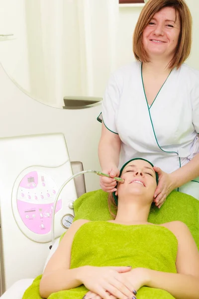 Beautician doing diamond microdermabrasion on woman — Stock Photo, Image