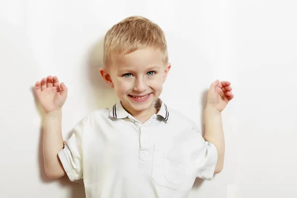 Lycklig unge pojken tittar direkt till kameran — Stockfoto