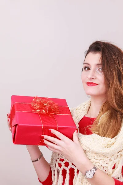 Mujer con caja de regalo de Navidad roja — Foto de Stock