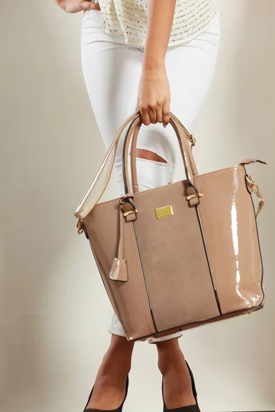 Bézs színű, lakkozott bőr táska tartó női. — Stock Fotó