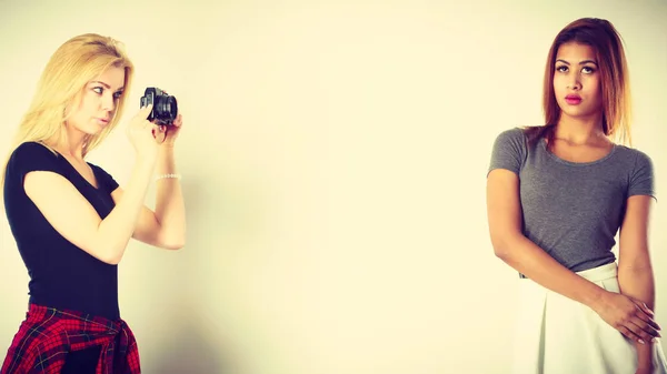 Menina loira fotografar mulato mulher — Fotografia de Stock