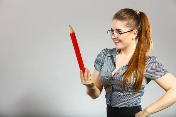 Δάσκαλος ψάχνει κομψή γυναίκα που κρατά μεγάλο μολύβι — Φωτογραφία Αρχείου