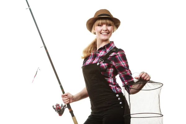 Mulher feliz segurando vara de pesca e keepnet — Fotografia de Stock