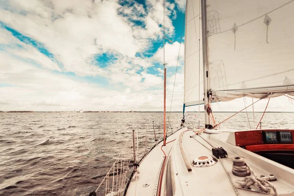 Segling på segelbåt under soliga vädret — Stockfoto