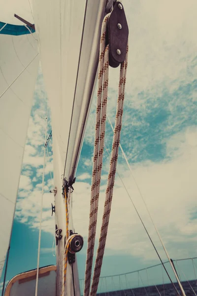 Detaillierte Nahaufnahme des Segels auf einem Segelboot — Stockfoto