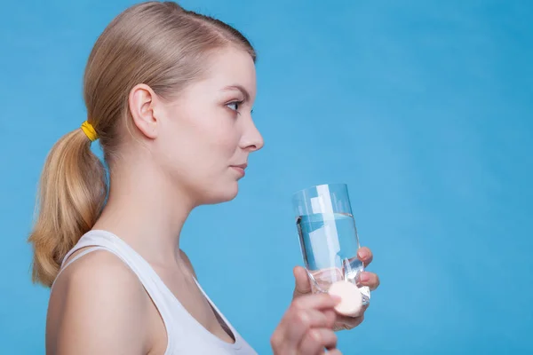 Vrouw houden en het drinken van een glas water — Stockfoto