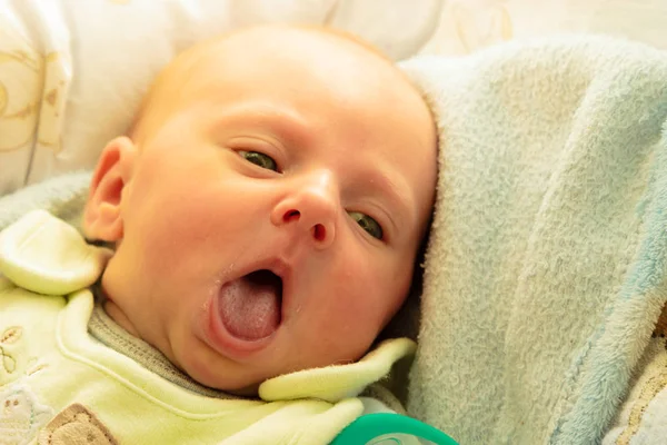 Kis újszülött baba fekvő: takarót — Stock Fotó