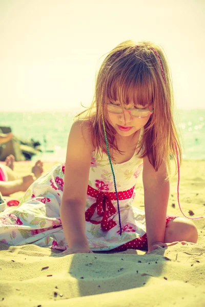 Yaz üzerinde kumsalda oynarken yürümeye başlayan çocuk kız — Stok fotoğraf