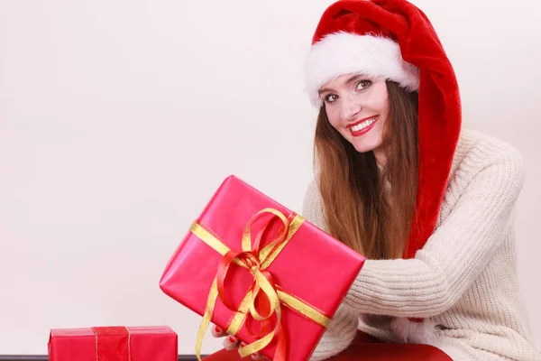 Frau im Geschenkkarton. Weihnachtszeit — Stockfoto