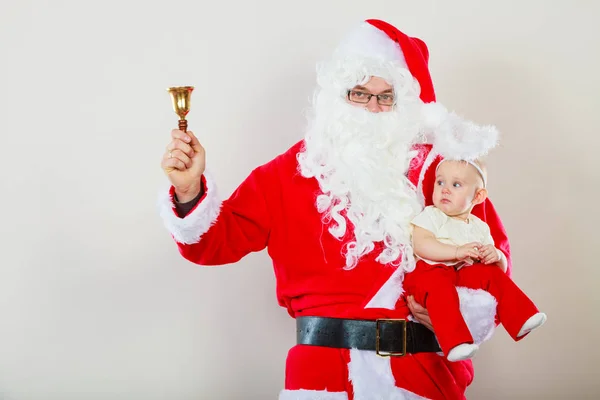 Man dragen kerstman kostuum bedrijf baby — Stockfoto