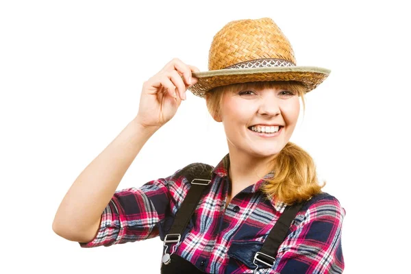 Portait усміхнена жінка в сонячному капелюсі і сорочці — стокове фото