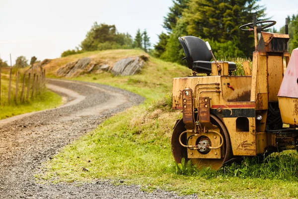 Combine harvester standing next to coutryside path — Stock Photo, Image