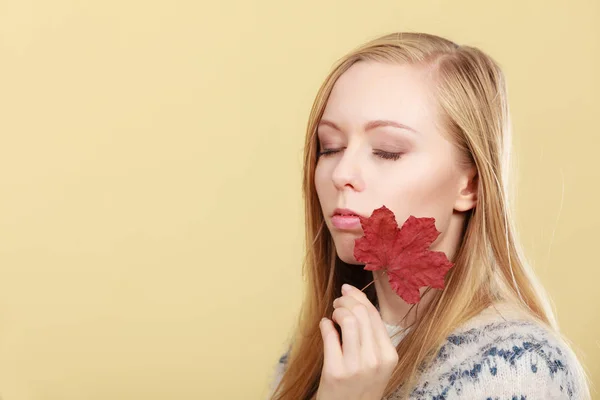 Mujer sosteniendo hoja de otoño naranja —  Fotos de Stock