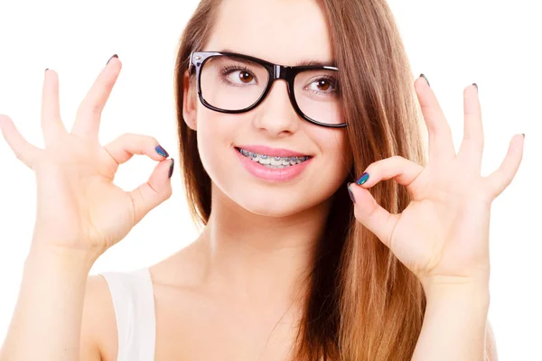 Feliz adolescente nerd con corsé usando anteojos —  Fotos de Stock