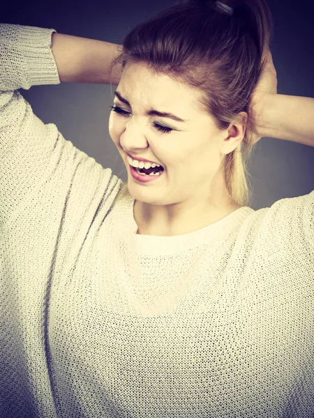 Unhappy woman screaming and yelling in pain — Stock Photo, Image