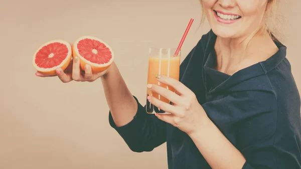 Mulher feliz segurando suco de laranja fresco — Fotografia de Stock