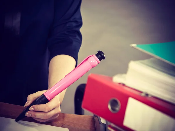 Business woman in office writing something down — Stock Photo, Image