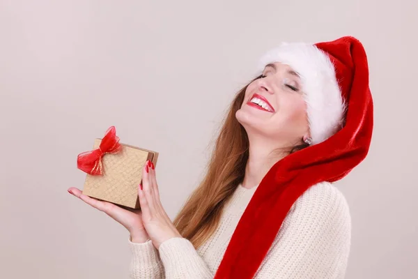 Жінка тримає подарункову коробку. Різдвяний час — стокове фото