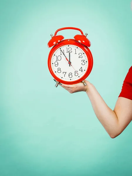 Mujer sosteniendo viejo reloj rojo reloj grande —  Fotos de Stock