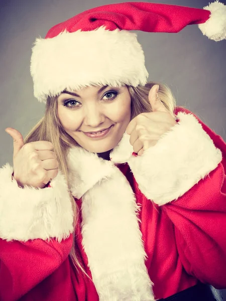 Feliz mulher vestindo Papai Noel ajudante traje — Fotografia de Stock