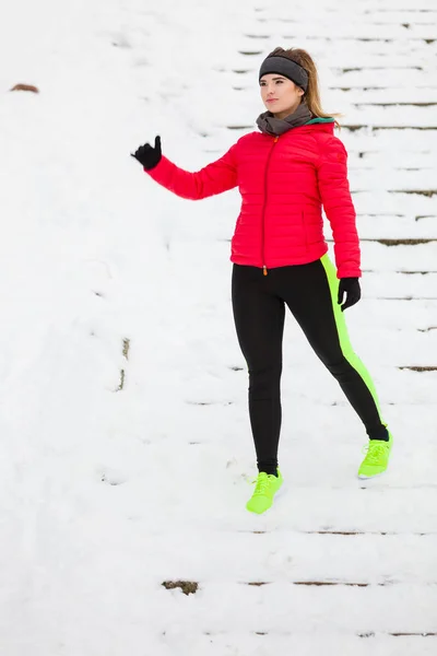 Femme portant des vêtements de sport s'exerçant à l'extérieur pendant l'hiver — Photo