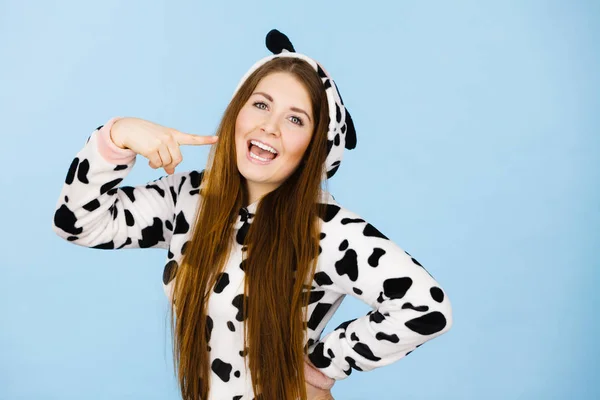 Mujer loca feliz en traje de vaca —  Fotos de Stock