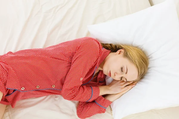 Woman sleeping in bed on the side — Stock Photo, Image