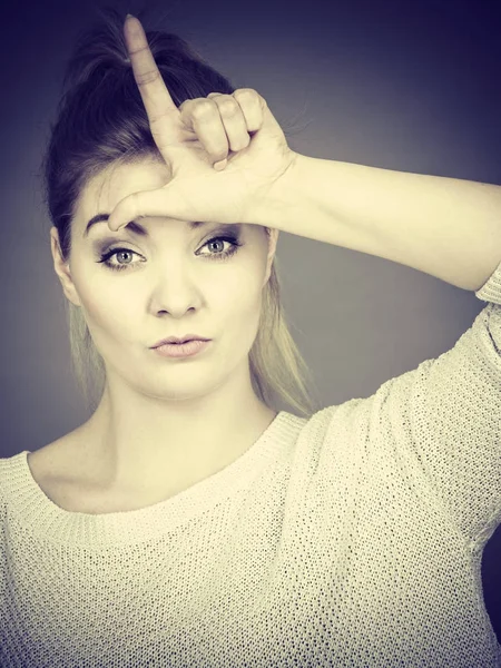 Vrouw verliezer gebaar met L waarop voorhoofd — Stockfoto