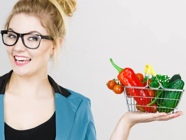 Mujer sostiene cesta con verduras —  Fotos de Stock