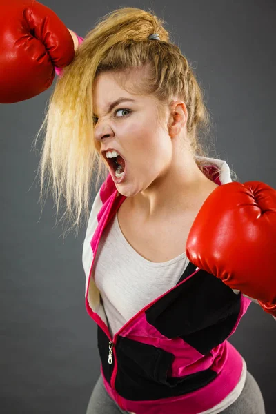 Donna arrabbiata che indossa guanti da boxe — Foto Stock