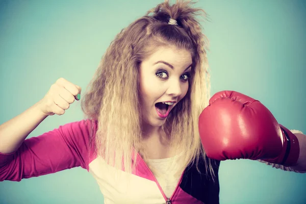 Chica divertida en guantes rojos jugando boxeo deportivo —  Fotos de Stock