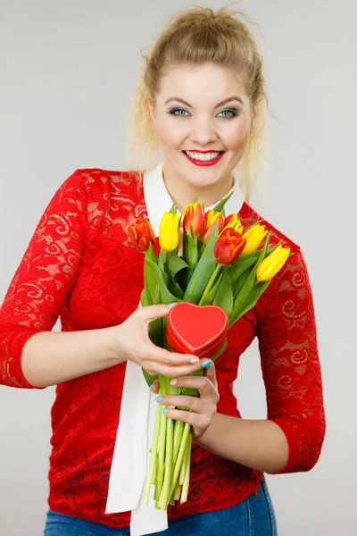 Mulher segurando tulipas e presente — Fotografia de Stock