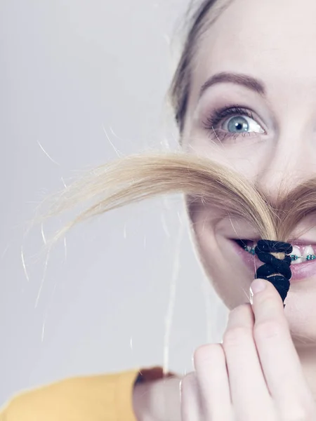 Женщина делает усы из светлых волос — стоковое фото