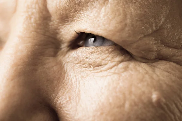 Ältere Rentnerin weibliche Augen Nahaufnahme — Stockfoto