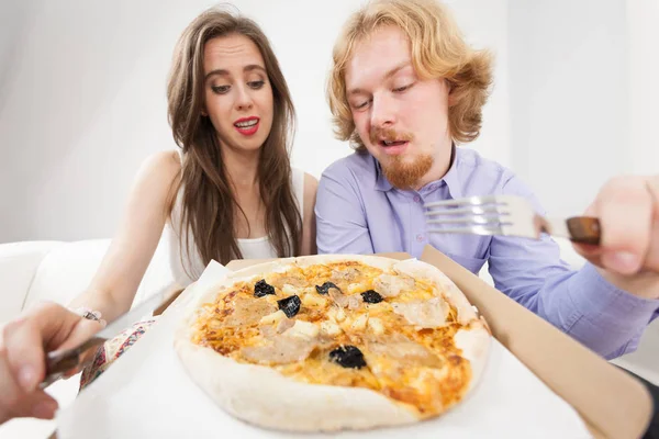 Paar isst Pizza, hat Spaß zusammen. — Stockfoto
