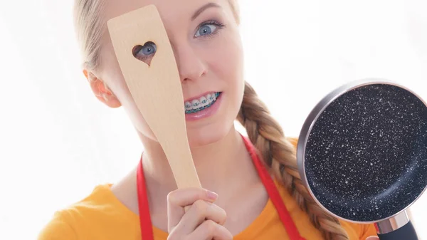Woman holding cooking pan and spatula — Stock Photo, Image