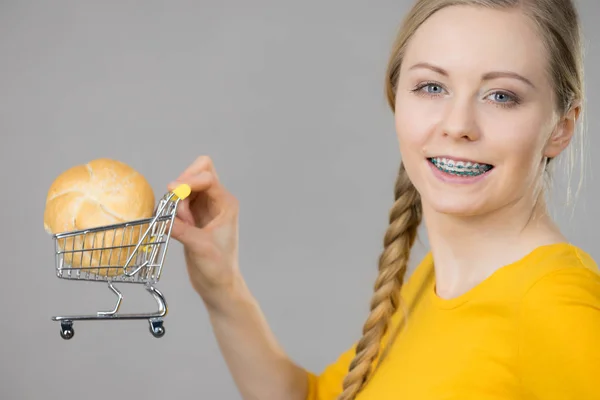 Frau hält Einkaufswagen mit Brot — Stockfoto