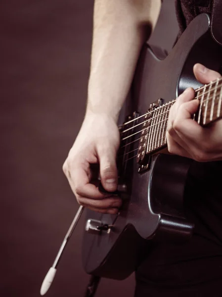 Mužské ruce hrající na elektrickou kytaru — Stock fotografie
