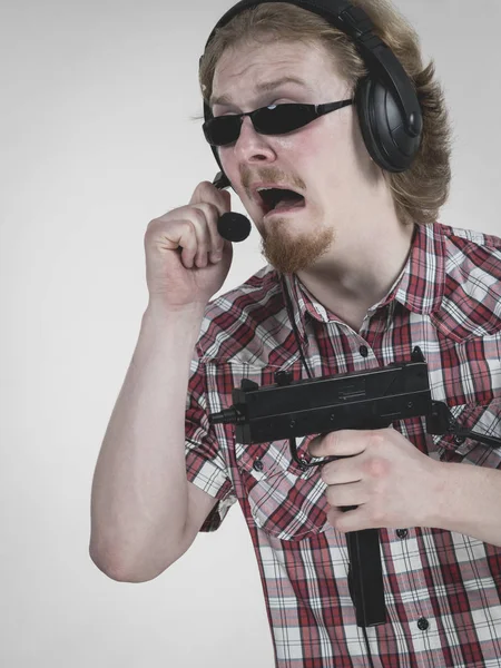 Gamer man shooting from gun — Stock Photo, Image