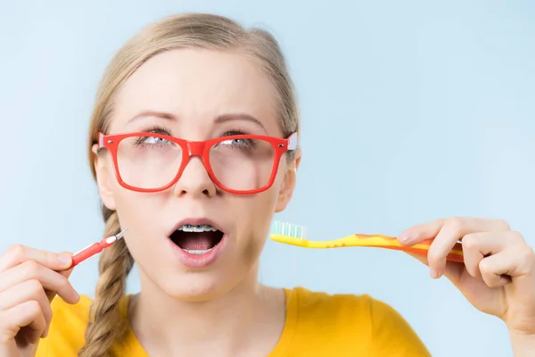 Donna sorridente pulizia dei denti con l'apparecchio — Foto Stock