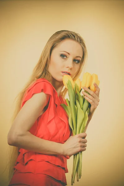 Belle femme avec bouquet de tulipes jaunes — Photo