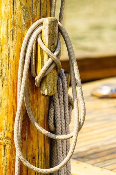 Mástil aparejo en barco — Foto de Stock