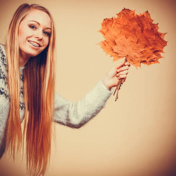 Žena držící kytice vyrobené z podzimního listí — Stock fotografie