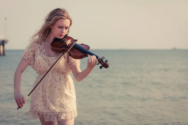 Mulher tocando violino no violino perto da praia — Fotografia de Stock